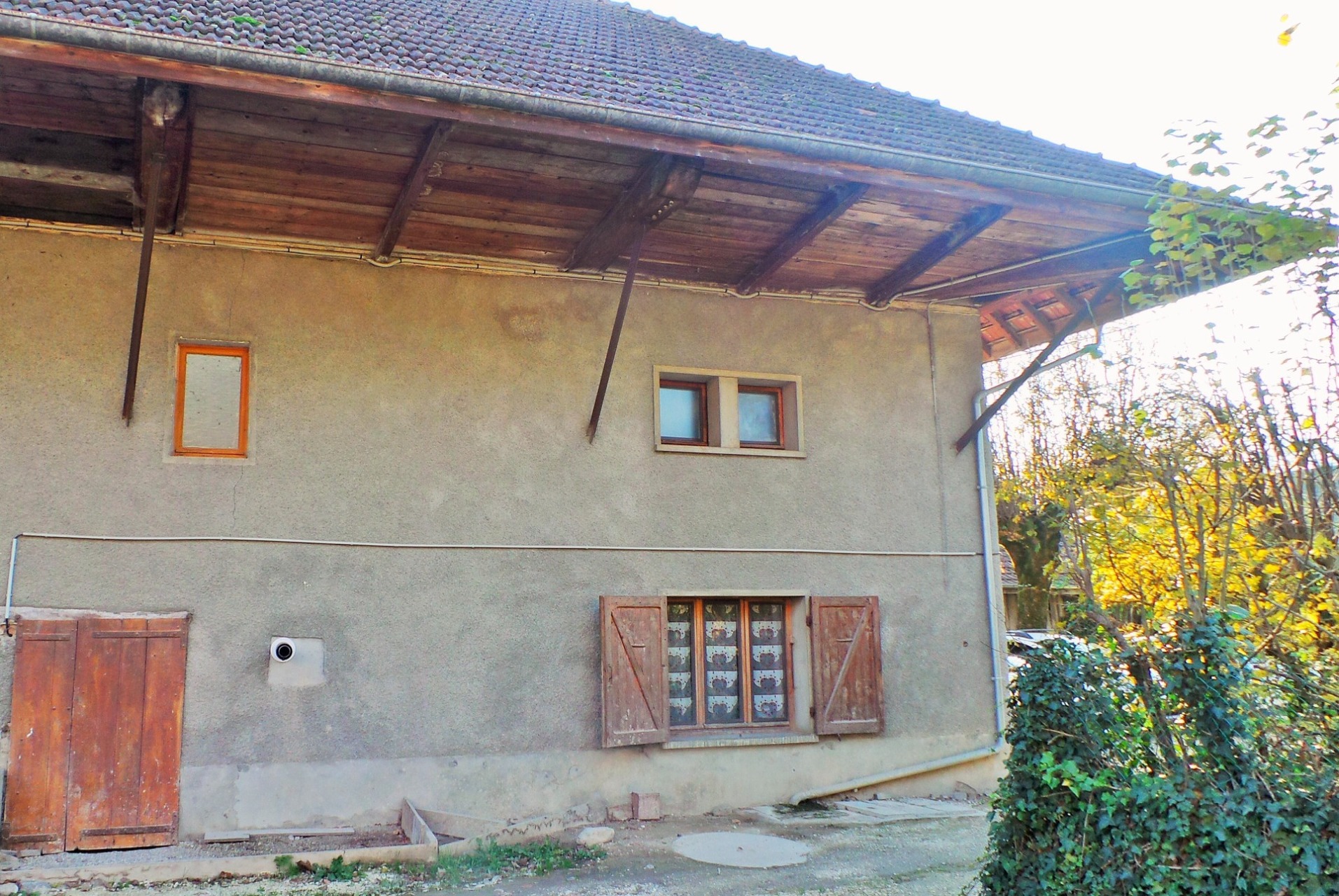 Maison mitoyenne de 113 m² habitable à rénover sur la commune d'Entrelacs