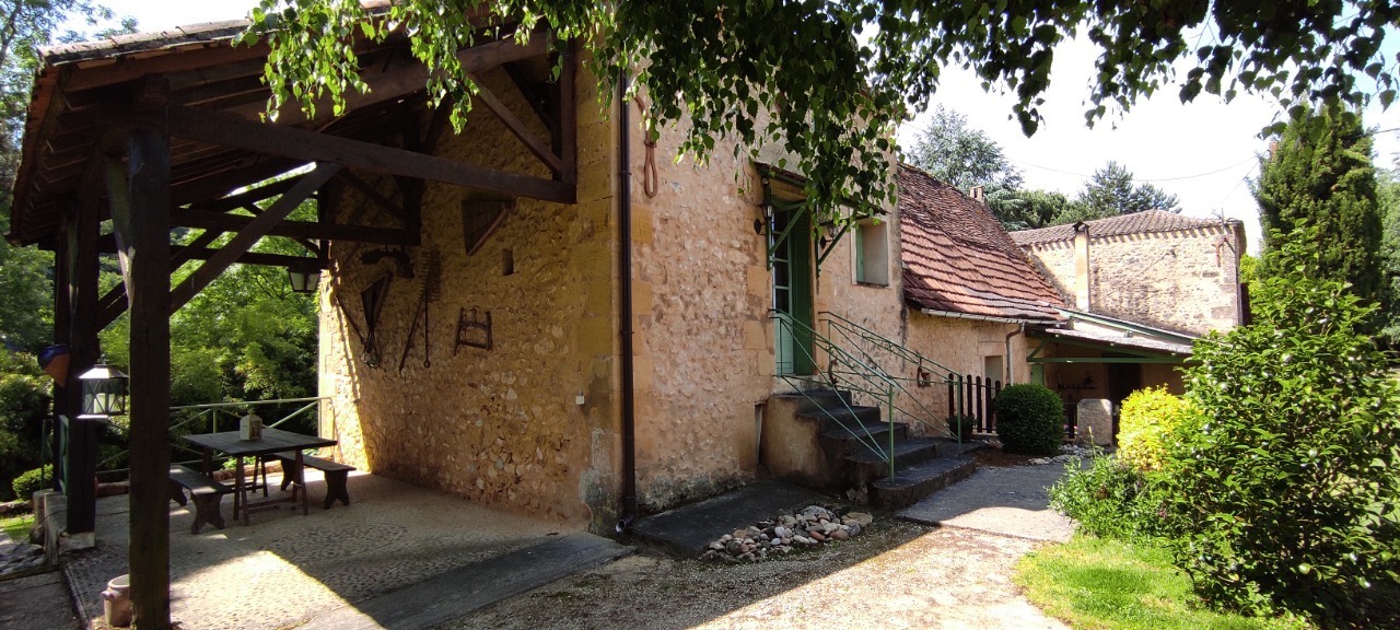 Photo RARE  SUR LE SECTEUR !!! Maison en pierre + gîte + dépendances, le tout sur 9 796 m² en bordure de la rivière Dordogne image 9/20