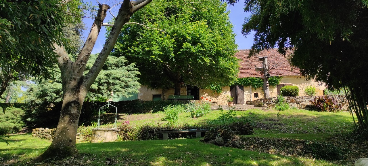Photo RARE  SUR LE SECTEUR !!! Maison en pierre + gîte + dépendances, le tout sur 9 796 m² en bordure de la rivière Dordogne image 2/20