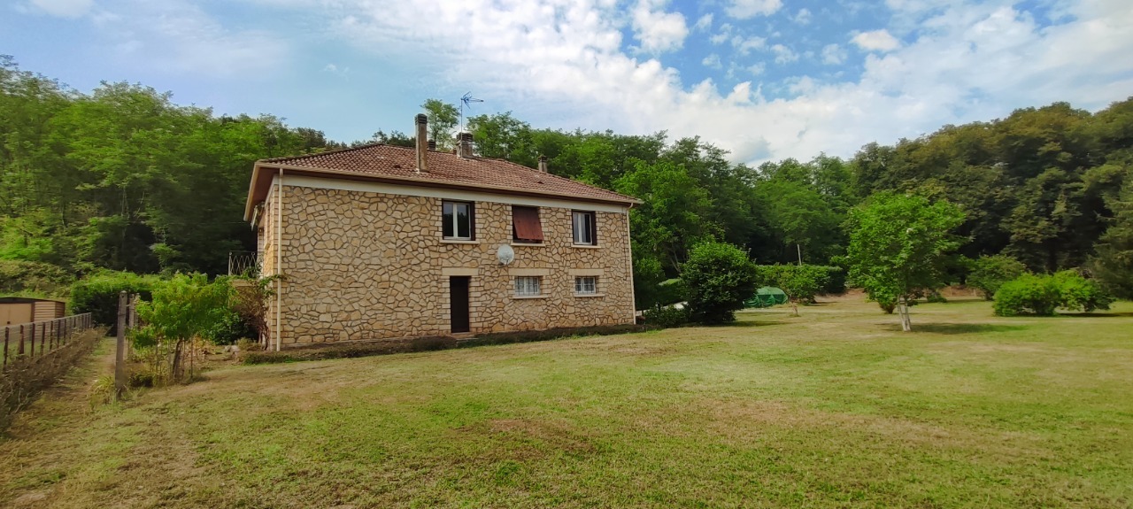 A 5 MIN DE LALINDE, MAISON SUR 2 NIVEAUX 90 M² SH ENVIRON, SÉJOUR-SALON, CUISINE ÉQUIPÉE, 4 CHAMBRES, SALLE D'EAU, VÉRANDA, GARAGE, LE TOUT SUR UN TERRAIN DE 1 620 M²