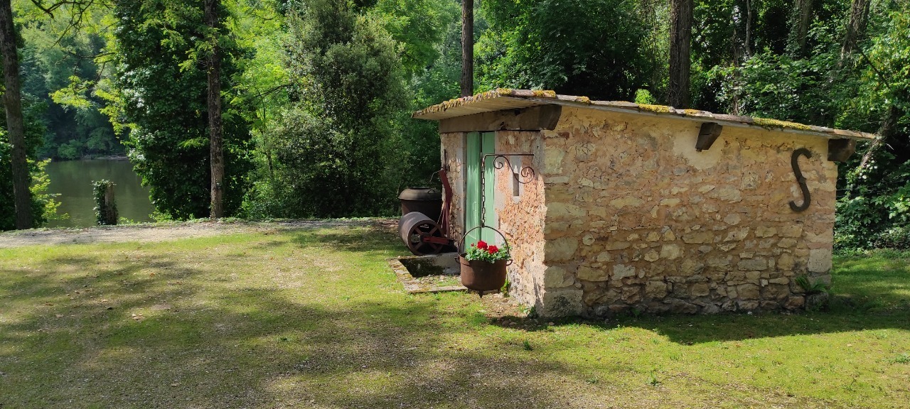 Photo RARE  SUR LE SECTEUR !!! Maison en pierre + gîte + dépendances, le tout sur 9 796 m² en bordure de la rivière Dordogne image 10/20
