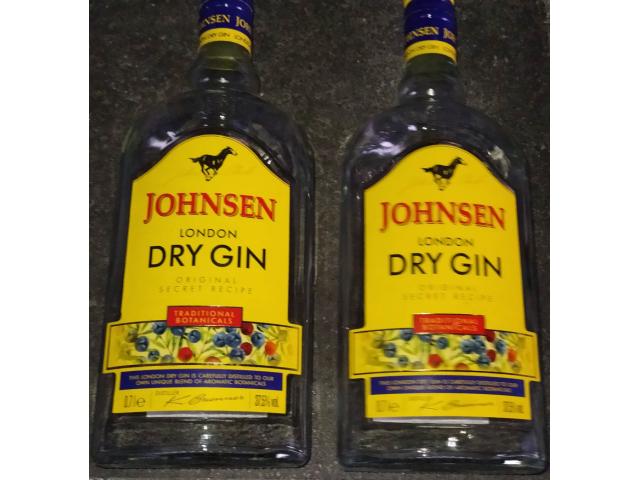 2 bouteilles vides Johnson dry Gin.