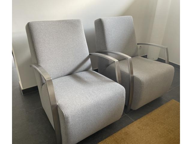 2 fauteuils contemporains en tissus gris clair