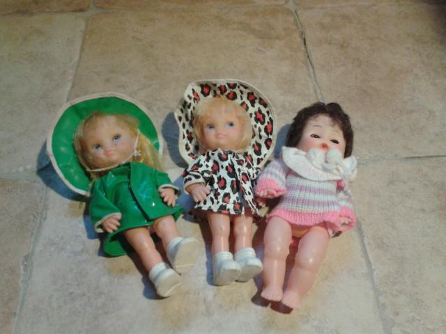 3 jolies poupées : des jumelles et leur copine