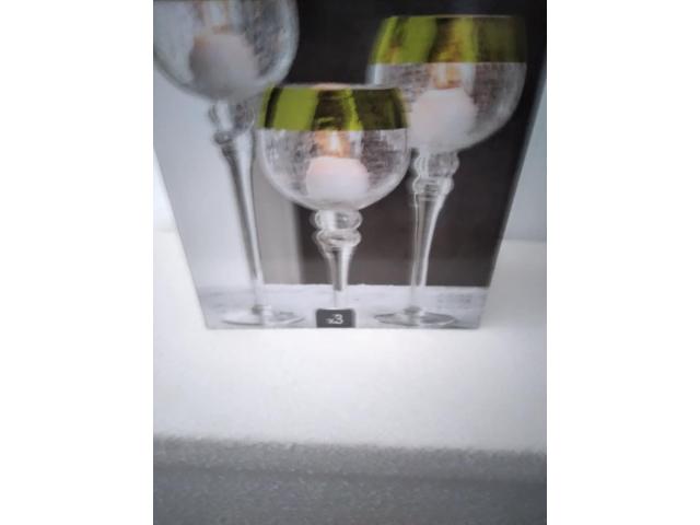 3 vases pied toujours dans la boite