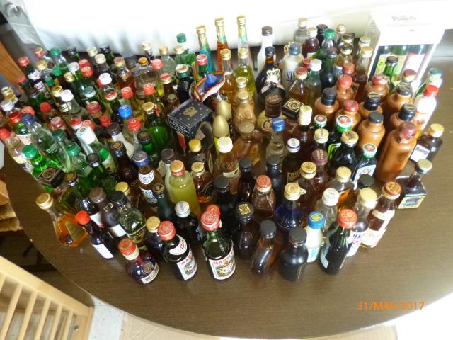 306 mignonnettes d'alcools et liqueur