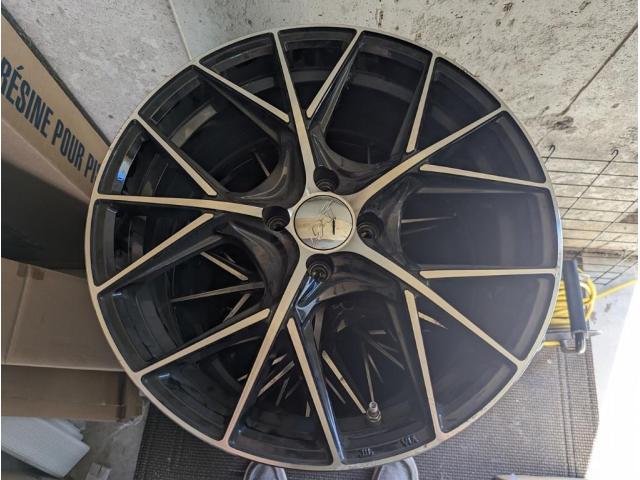 4 MAGS 17'' pouces étais sur ma Mazda mx5 RF 2022 que je possède plus , j'aie payer 1200.00