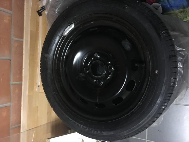 Photo 4 nouveaux pneus hivers+ 1nouveau pneu avec jante en tôle image 1/6