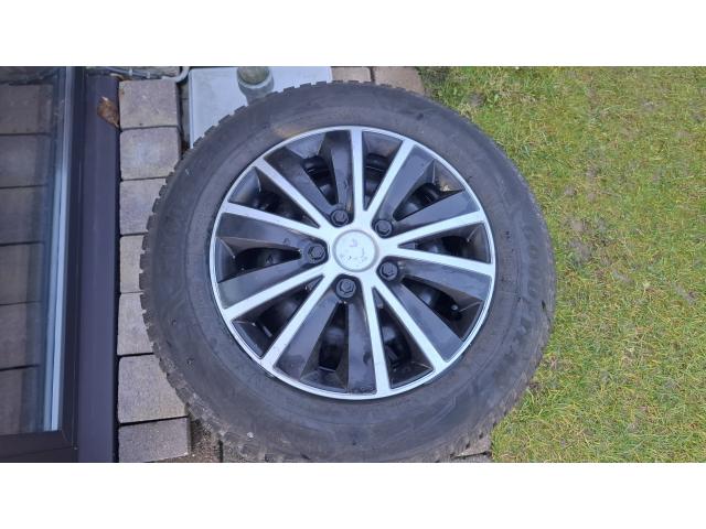 4 Pneus hiver montés sur jantes acier avec enjoliveurs