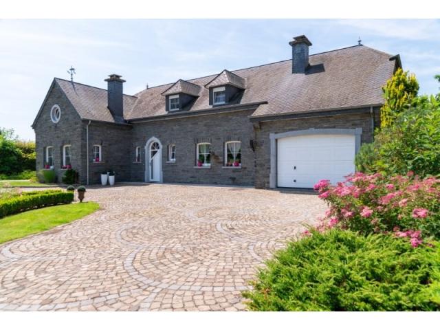 5575 Patignies : magnifique propriété, 5ch, 3sdb, piscine, garages...
