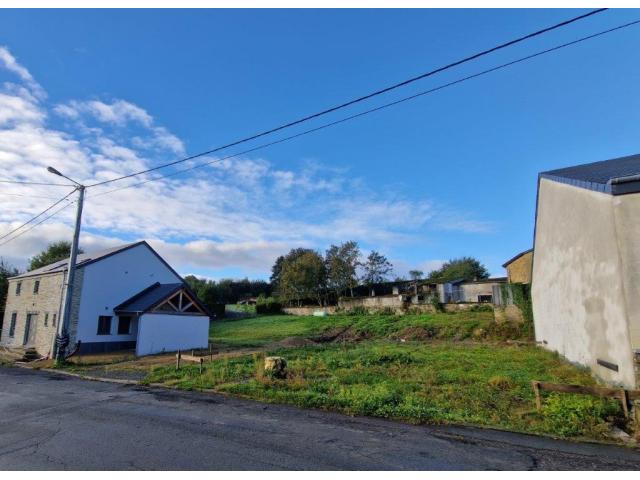 6830 Les Hayons : terrain de +- 6a 60ca avec projet pour maison moderne.