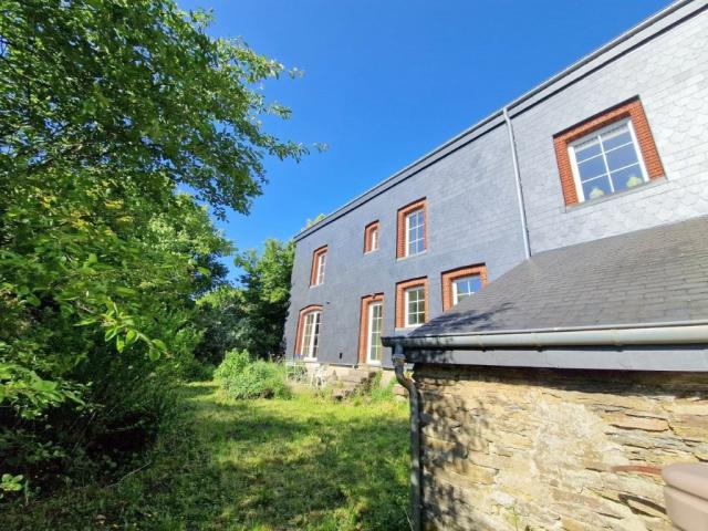 6838 Corbion - Bouillon : spacieuse maison avec grand jardin, à louer.