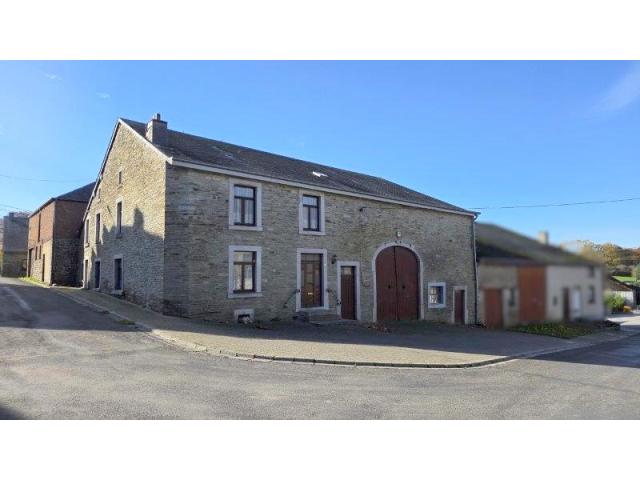 6853 Framont : authentique maison en pierre de pays, grange, jardin, garage.