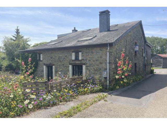 6880 Bertrix : charmante maison en pierres, à rénover, avec jardin.