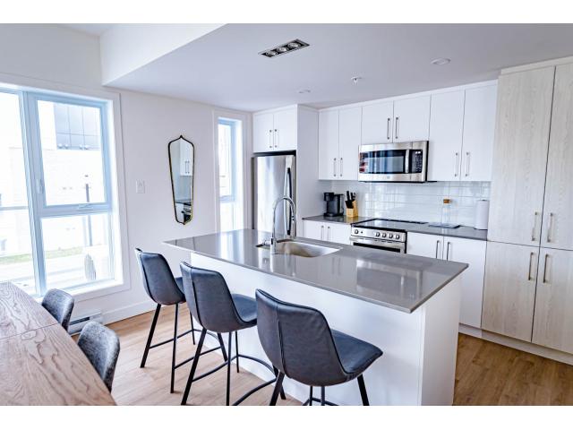 À LOUER + Gym + Club House + stationnements, 2 chambres
