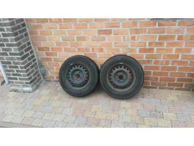 A vendre 2 pneus uniroyal 165/70R13T