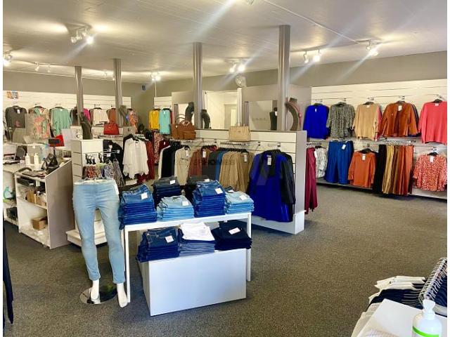 Photo À vendre boutique clé en main avec agencement déjà installé + matériel complet image 1/3
