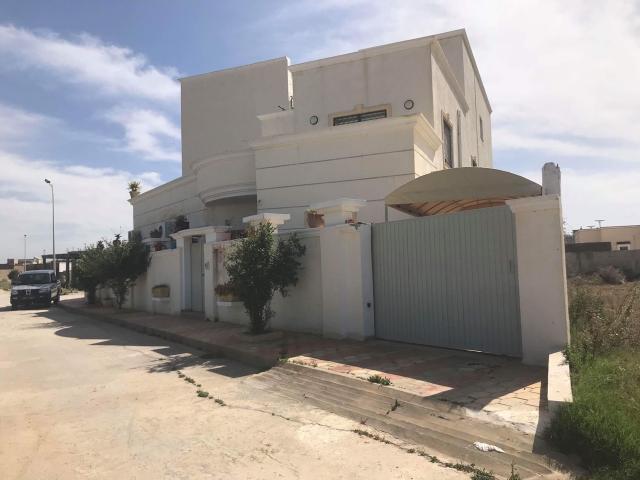 A vendre Complexe habitation Haut Standing (Villa + 6 Appartements et Un studio) Ben Arous  à Tunisi
