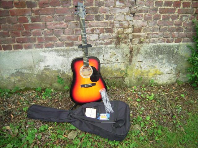A vendre : Guitare acoustique western Stagg modèle (sw2035b)