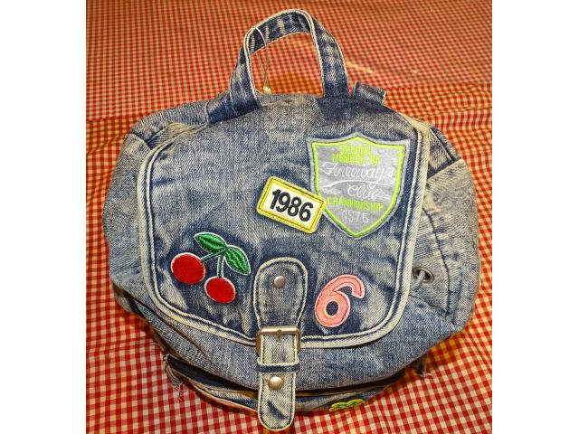 A vendre Sac à dos en jean, avec écussons Smiley