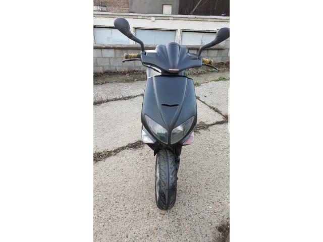 À vendre scooteur Peugeot Anne 2000 il 8000.prix 300euro
