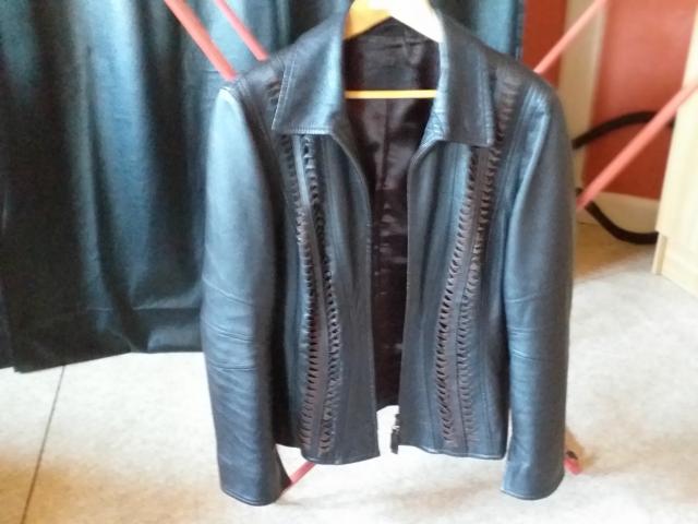 A vendre très belle veste  en pur cuir noir