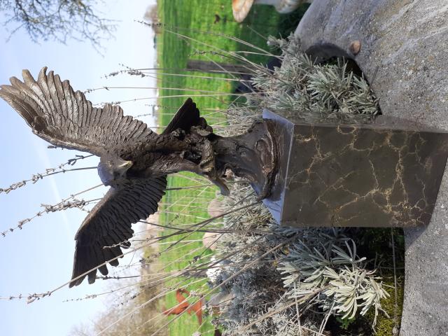AIGLE PECHEUR EN BRONZE SIGNE MILO SUR SOCLE MARBRE