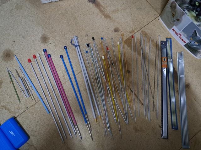 aiguilles à tricoter et crochets