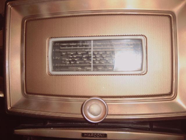 Photo Ancien petit poste de radio à lampe. faire un prix image 1/4