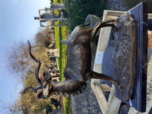 ANTILOPE(le grand koudou)en bronze signé sur socle en marbre