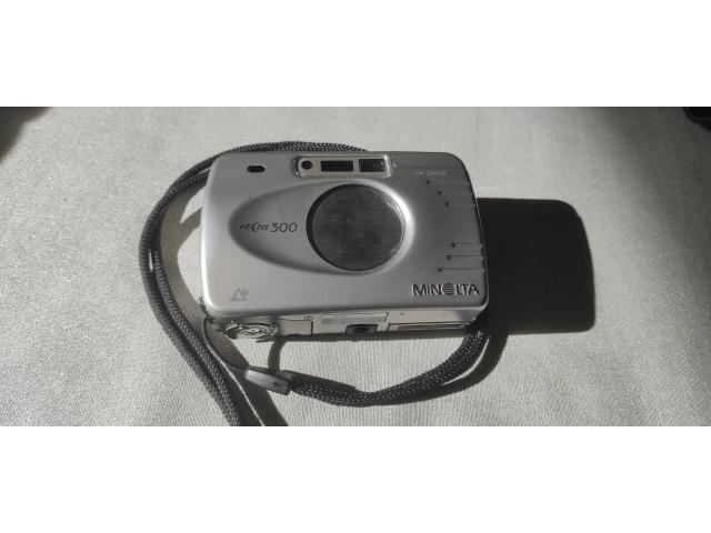 appareil photo minolta 300L avec son étui cuir noir + pile neuve
