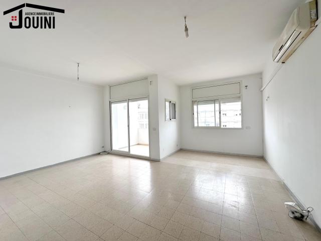 Appartement S+3 À Louer à Cité El Mahrajène
