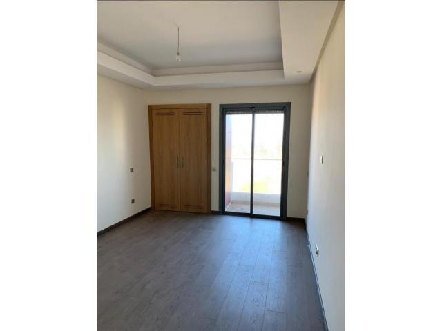 Appartement vide a Ain Diab à 8500 dh