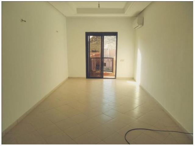 Photo appartement vide d une superficie de 80 m² proximité du lycée Victor Hug image 1/6