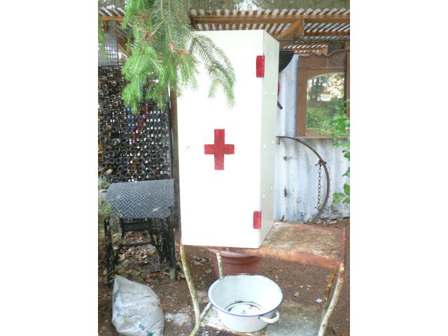 Photo armoire ancienne de la croix rouge haut.98 cm x larg.façade 37 cm image 1/2