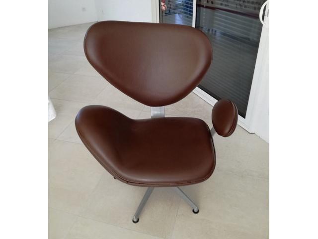 Photo Arne Jacobsen - Chaise EGG en cuir marron - Véritable image 1/3