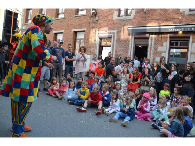 Artistes de rue, spectacles de clown, mime, statue vivante, échassier, faux serveur, clown