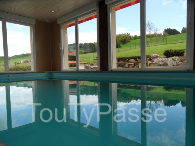 Au Haut de la Goutte, maison de vacances avec piscine intérieure privée pour 8-10 personnes