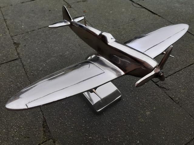 Avion en aluminium sur socle (SPITFIRE)