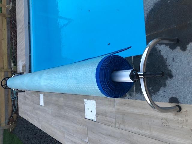 Bâche à bulles bordée sur 4 largeurs avec enrouleur (état neuf) Pour piscine de 12m sur 4