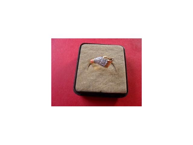Bague en forme de main pour fiancaillees