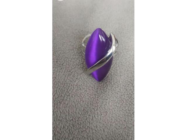 Bague fantaisie neuve avec pierre violette