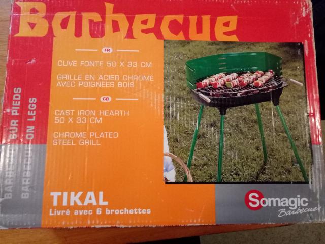 Barbecue fonte neuf 50x33 Tikal 4 pieds 25€