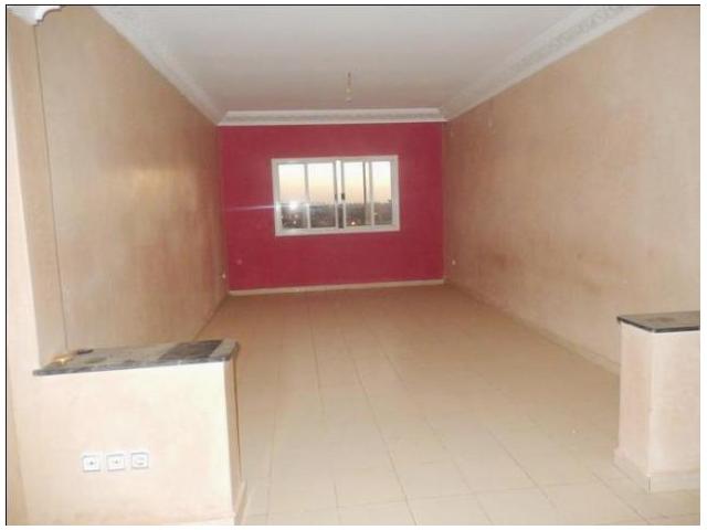 Beau appartement vide avec belle terrasse