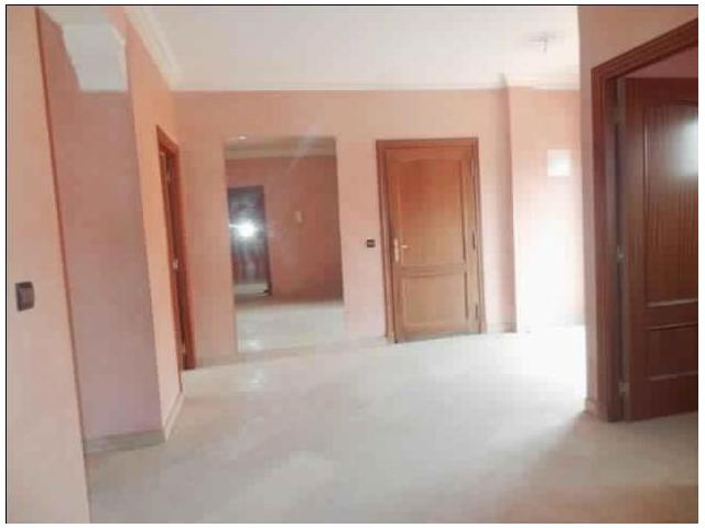 Beau appartement vide avec terrasse