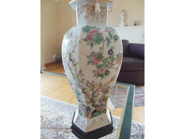 Photo Belle lampe de table ginger jar blanche à motif image 1/2