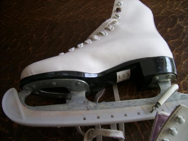 Photo belle paire de patins à glace avec protège-lame et sacoche de transfert image 1/5