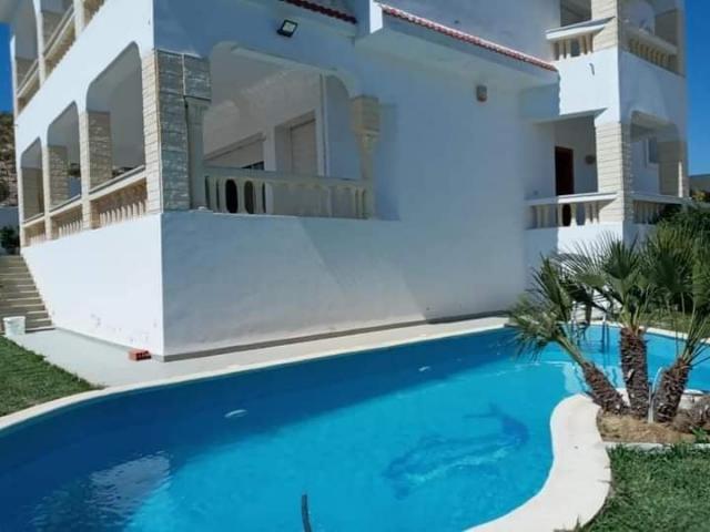 belle villa s+4 avec piscine à Hammamet nord
