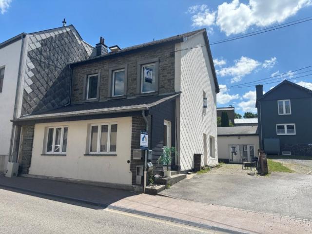 Bertrix centre: immeuble de rapport avec 5 appartements