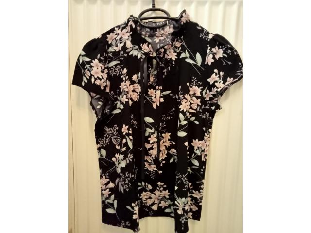 Blouse noire à fleurs